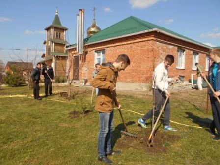 Ванновские волонтеры провели субботник на территории храма